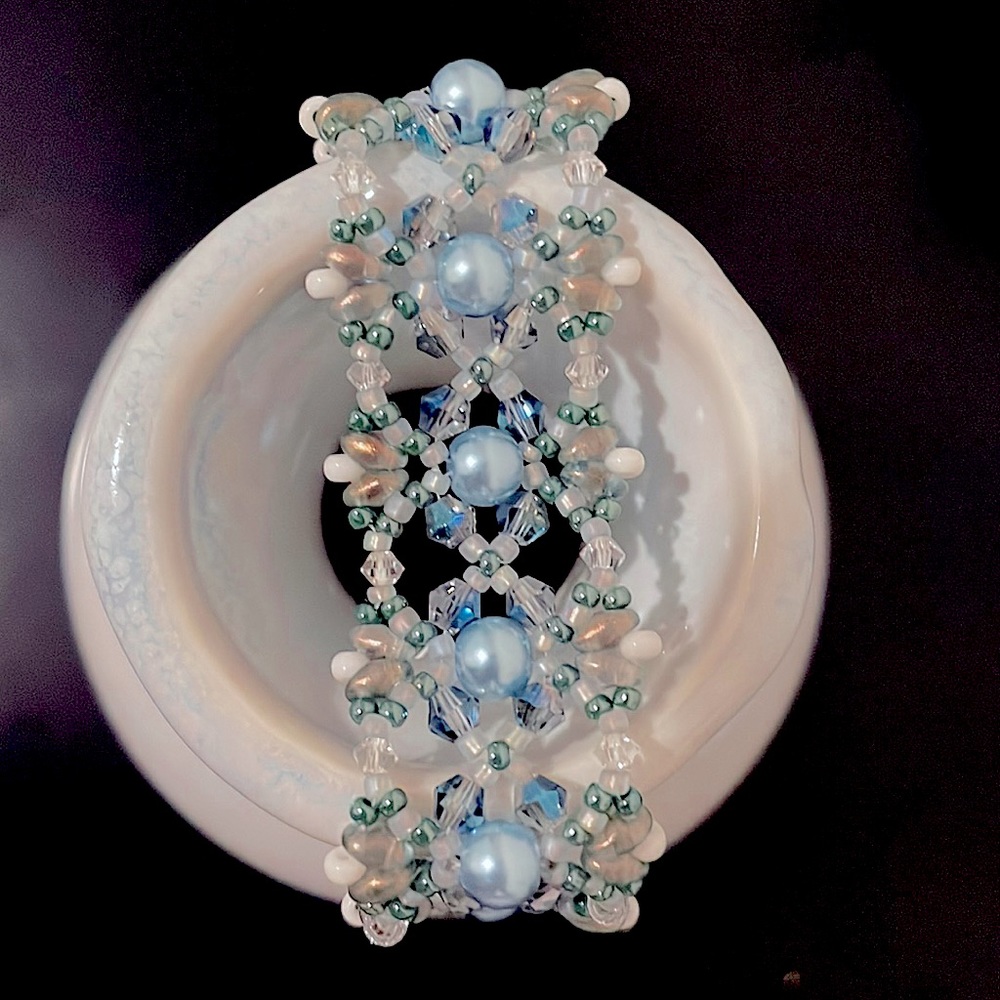 NEW Handmade Lacy Blue Crystal Glass Beads Beaded Bracelet